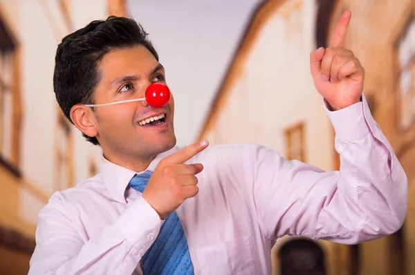 Αστεία επιχειρηματίας με κόκκινη πλαστική μύτη — Φωτογραφία Αρχείου