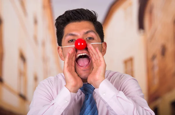 Uomo d'affari divertente con naso di plastica rossa — Foto Stock