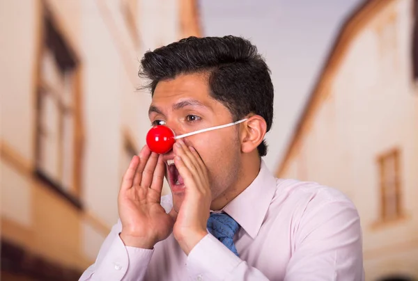 Uomo d'affari divertente con naso di plastica rossa — Foto Stock