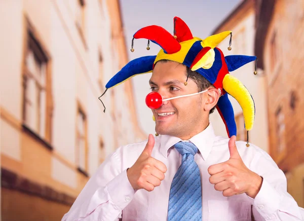 Affärsman med en röd clown näsa — Stockfoto