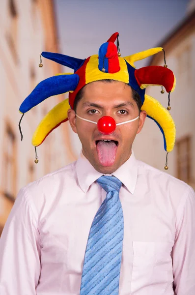 Homme d'affaires avec un nez de clown rouge — Photo