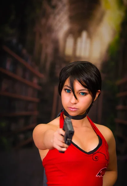 Niebezpieczne potężny kobieta trzyma broń, resident evil cosplay kostium — Zdjęcie stockowe