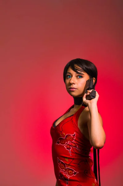 Powerful Woman posing with a gun in her face, ada wong cosplay — Stock Photo, Image