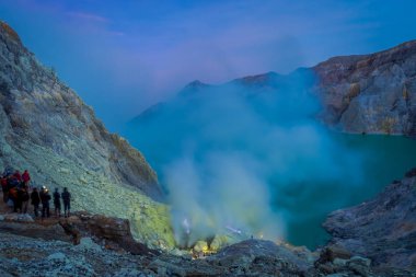 Kaweh Ijen'de, Endonezya: Kükürt madeni volkanik krater Gölü, muhteşem doğa yanında çalışan madencilerin güzel bakış
