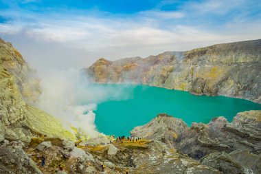 Kaweh Ijen'de, Endonezya: Güzel mavi gökyüzü, turist görünür mesafe ile volkanik krater Gölü muhteşem genel bakış