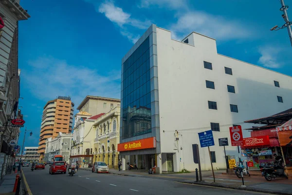 Georgetown, Malaysia - 10. März 2017: wunderschöne Aussicht im Kontrast zwischen alter und moderner Architektur in der Innenstadt der Stadt. — Stockfoto