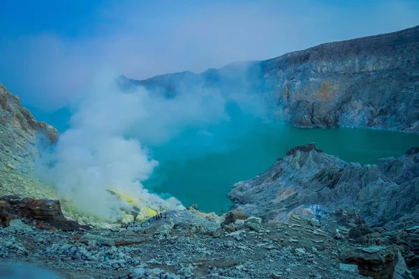 KAWEH IJEN, INDONESIA: Bella panoramica della miniera di zolfo con minatori che lavorano vicino al lago vulcanico, natura spettacolare — Foto Stock
