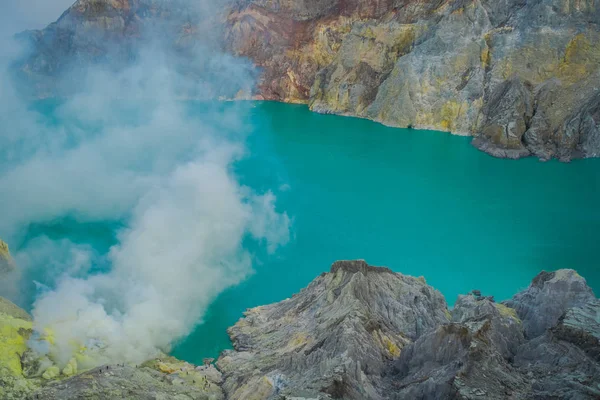Kaweh Ijen'de, Endonezya: Güzel mavi gökyüzü, turist görünür mesafe ile volkanik krater Gölü muhteşem genel bakış