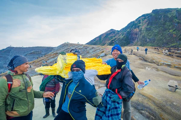 Kaweh Ijen'de, Endonezya - 3 Mart, 2017: Yerel madenci sarı sülfür ağır yük taşıyan kayalar dağ yüzü, turistik cazibe volkanik krater, muhteşem doğa içinde yer alan hiking — Stok fotoğraf