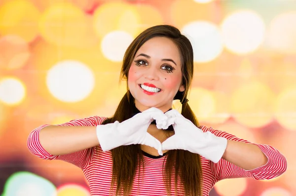 Portret zbliżenie mime kobiece pajac co serce z rąk — Zdjęcie stockowe