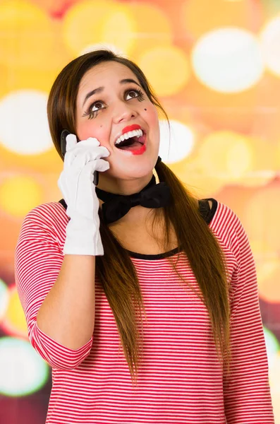 Primo piano ritratto di simpatico clown ragazza mimo utilizzando il telefono cellulare — Foto Stock
