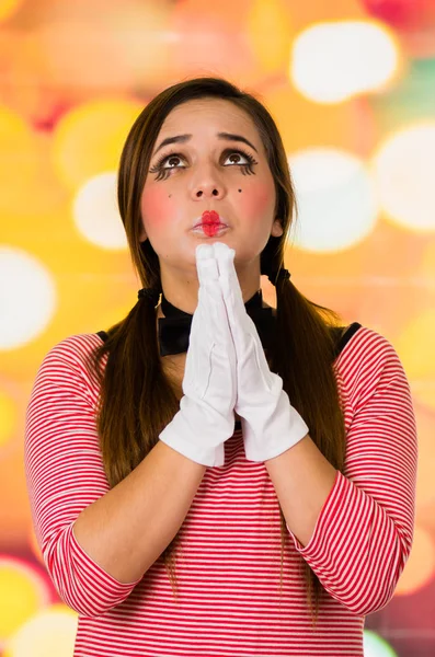 Primer plano retrato de linda chica joven payaso mimo orando — Foto de Stock