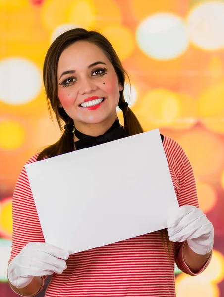 Portret zbliżenie słodkie dziewczyny clown mime trzymając papier biały — Zdjęcie stockowe