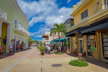 Renkli Dükkanı eatery plaza, bakkal strore, nerede insanlar Hatıra Eşyası için güzel tropikal ada hakkında bir bellek olarak satın alabilirsiniz. Cozumel ekonomisi turizm üzerinde dayanır