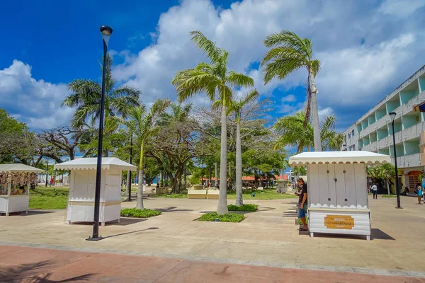 COZUMEL, MÉXICO - 23 DE MARZO DE 2017: Plaza ubicada en el centro del colorido Cozumel — Foto de Stock