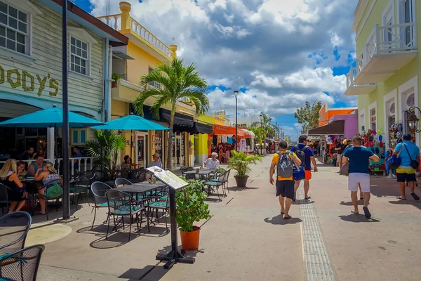 Colorido loja restaurante praça, mercearia strore, onde as pessoas podem comprar lembranças para como uma memória sobre bela Ilha Tropical. A economia de Cozumel baseia-se no turismo — Fotografia de Stock