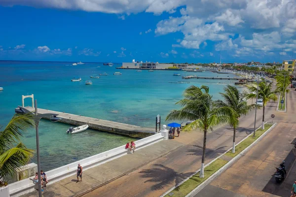 Muelle de la isla de Cozumel, la gente suele caminar y disfrutar de la vista — Foto de Stock