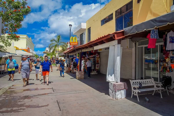 Boutique colorée manger plaza, épicerie strore, où les gens peuvent acheter des souvenirs comme un souvenir de belle île tropicale. L'économie de Cozumel est basée sur le tourisme — Photo