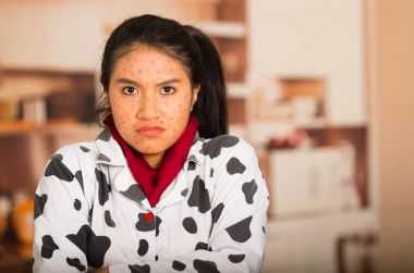 Cilt sorunu ile kızgın genç kız portresi