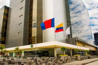 Quito, Ekvator - 26 Nisan 2017: yeni güzel binanın Kuzey yargı kompleks muhteşem şehir Quito, Ekvador bayrak ile Rafael Correa başkanlığı tarafından inşa Merkezi yer ve 