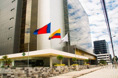 Quito, Ekvator - 26 Nisan 2017: Quito muhteşem şehir merkezinde bulunan yeni güzel bina hükümet