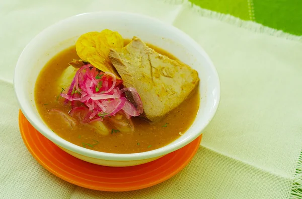 エクアドル料理郷土料理のクローズ アップからのおいしい encebollado 魚のシチューします。 — ストック写真