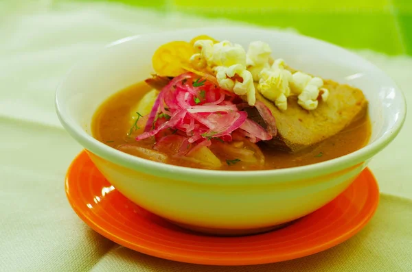 Ekvador geleneksel gıda yerel yemeğiniyiyormuşsun closeup lezzetli encebollado balık güveç — Stok fotoğraf