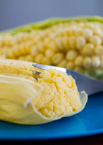 Einige perfekte und gelbe Maiskolben mit einem Mais dahinter — Stockfoto