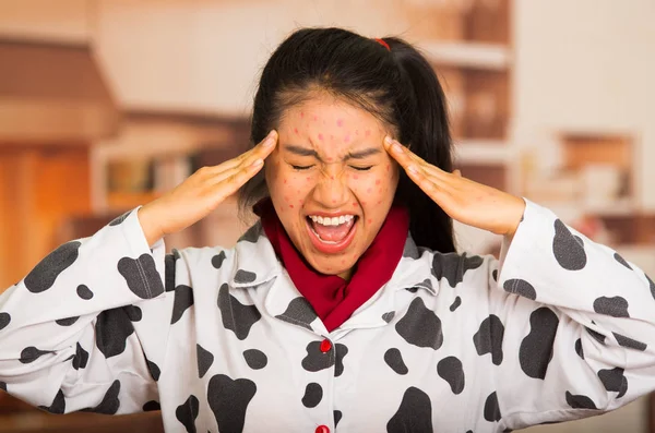 Portrait of young girl with skin problem screaming — Stock Photo, Image