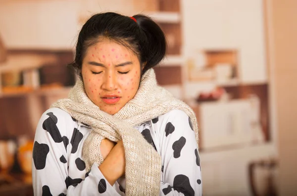 Πορτραίτο κοριτσιού με δέρμα πρόβλημα με ένα μάλλινο πουλόβερ γύρω από το λαιμό — Φωτογραφία Αρχείου