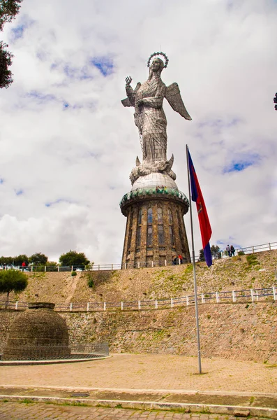 Quito, Ecuador - 23 mars 2017: Monument till jungfru Maria ligger ovanpå El Panecillo och är synlig från de flesta av staden i Quito, Ecuador — Stockfoto