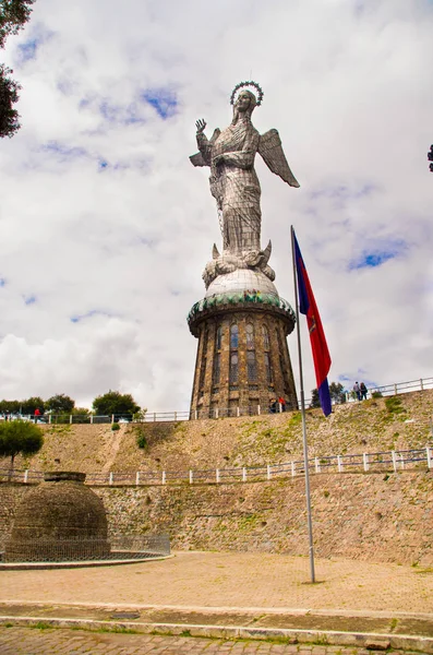 QUITO, ECUADOR- MARCH 23, 2017: Monument to the Virgin Mary is located on top of El Panecillo and is visible from most of the city of Quito, Ecuador — Stock Photo, Image