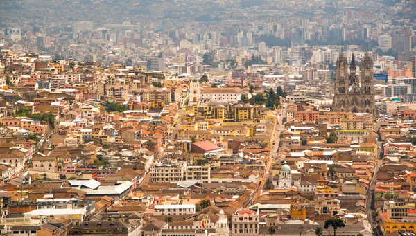 มุมมองของศูนย์ประวัติศาสตร์ของ Quito, เอกวาดอร์ — ภาพถ่ายสต็อก