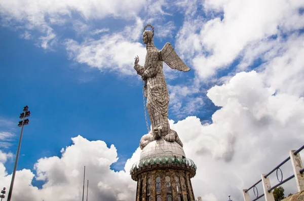 QUITO, ECUADOR- 23 DE MARZO DE 2017: Monumento a la Virgen María se encuentra en la parte superior de El Panecillo y es visible desde la mayor parte de la ciudad de Quito, Ecuador —  Fotos de Stock