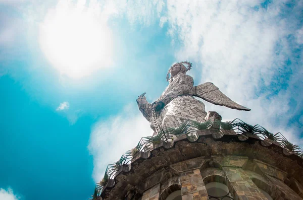 Quito, Ecuador - 23 maart 2017: Monument aan de Maagd Maria is gelegen op de top van El Panecillo en is zichtbaar van de meeste van de stad van Quito, Ecuador, onder weergave — Stockfoto