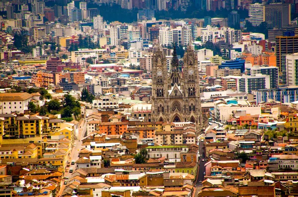 QUITO, ECUADOR- 23 DE MARZO DE 2017: La Basílica de Quito, Ecuador se eleva por encima del casco antiguo histórico — Foto de Stock