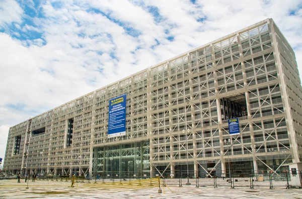 QUITO, ECUADOR- 26 DE ABRIL DE 2017: Nuevo edificio de oficinas de la plataforma de gestión financiera del gobierno moderno, construido por Rafael Correa — Foto de Stock