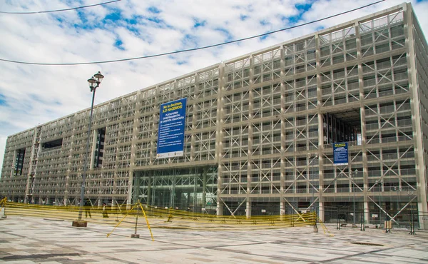 QUITO, ECUADOR- 26 DE ABRIL DE 2017: Nuevo edificio de oficinas de la plataforma de gestión financiera del gobierno moderno, construido por Rafael Correa — Foto de Stock