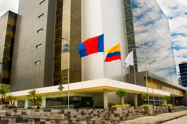 QUITO, ECUADOR- 26 de abril de 2017: Novo belo edifício do complexo judicial norte localizado no centro da magnífica cidade de Quito, construído por Rafael Correa presidência com a bandeira equatoriana e — Fotografia de Stock