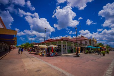 Cozumel, Meksika - 23 Şubat 2017: insanlar güzel tropikal ada hakkında bir bellek olarak Hatıra Eşyası için nereden alabilirim renkli Dükkanı eatery plaza, bakkal strore. Cozumel ekonomisi turizm üzerinde dayanır.