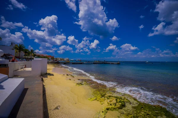 Molo z wyspą Cozumel, ludzie zwykle chodzić i cieszyć się widokiem — Zdjęcie stockowe