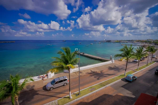 Piren i Cozumel Island, folk brukar gå runt och njuta av utsikten — Stockfoto