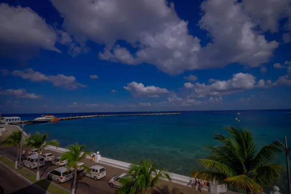 Muelle de la isla de Cozumel, la gente suele caminar y disfrutar de la vista — Foto de Stock