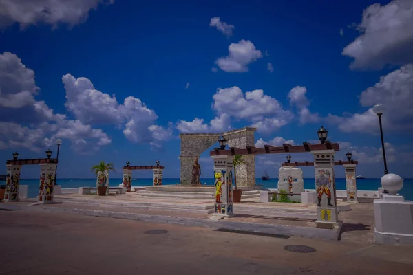 Cozumel, Meksyk - 23 marca 2017: Seaside pomnik Gonzalo Guerrero wzdłuż malecon w porcie Cozumel — Zdjęcie stockowe