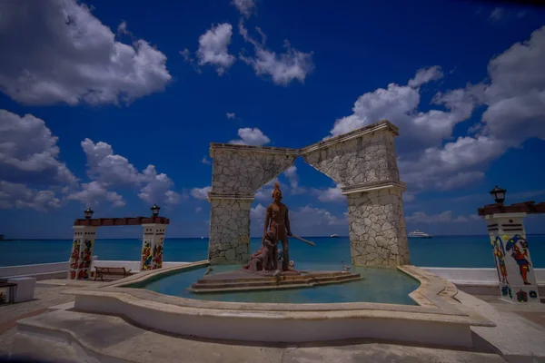 COZUMEL, MÉXICO - 23 de marzo de 2017: Un monumento costero a Gonzalo Guerrero a lo largo del malecón en el puerto de Cozumel — Foto de Stock