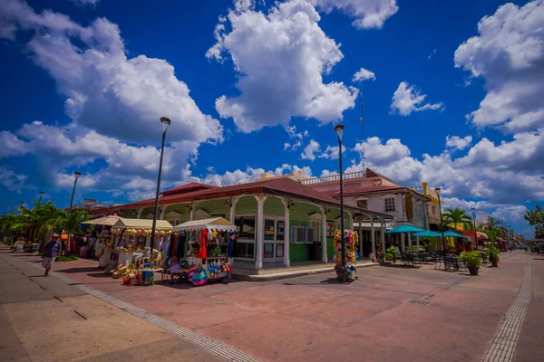 コスメル、メキシコ - 2017 年 3 月 23 日: カラフルなショップ飲食店プラザ、食料品のお店、人々 は、美しい熱帯の島についての記憶としてお土産を買うことができます。コスメルの経済は観光事業に基づいて. — ストック写真