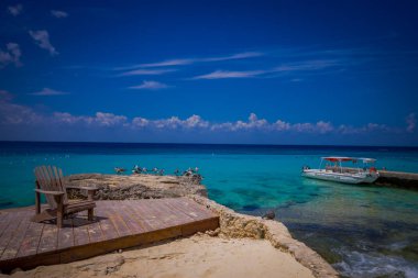 Cozumel, Meksika - 23 Şubat 2017: Cozumel güzel tatil doğal görünümü, yatlar, muhteşem mavi okyanus ve gökyüzü ile bazı martılar