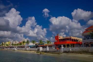 Cozumel, Meksika - 23 Şubat 2017: Güzel tatil beldesi Cozumel bazı doğal binalar, muhteşem mavi okyanus ve gökyüzü