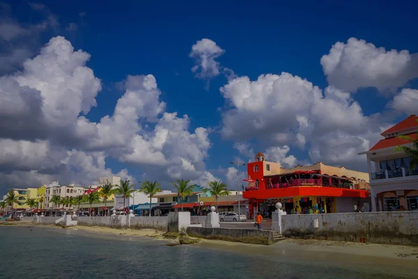 COZUMEL, MEXICO - MARCH 23, 2017: Beautiful vacation resort of Cozumel with some natural buildings, gorgeous blue ocean and sky — Stock Photo, Image