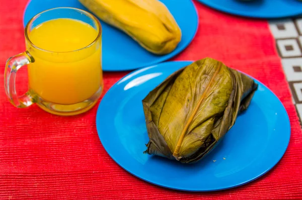 En snabb men mycket näringsrik frukost innehåller en apelsinjuice och tamal serveras på en blå skål — Stockfoto